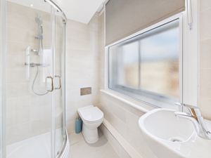 En suite shower - click for photo gallery